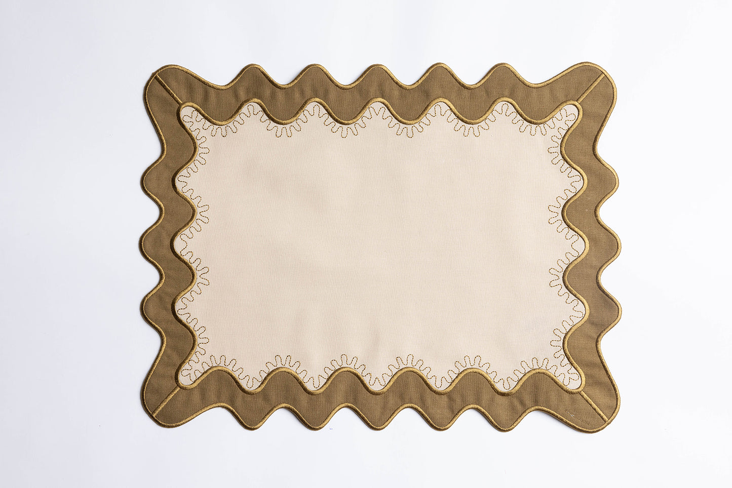 Gisèle Scallop Placemat with embroidered detail