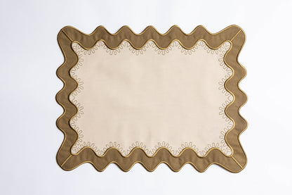 Gisèle Scallop Placemat with embroidered detail