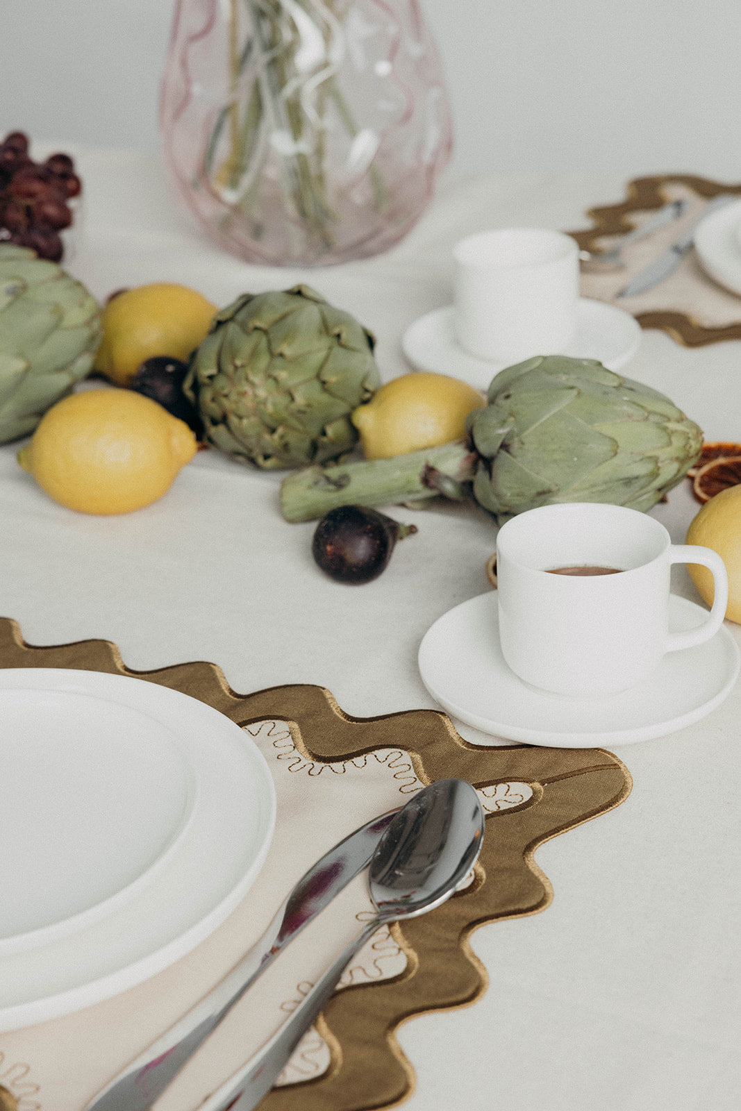 Gisèle Scallop Placemat with embroidered detail