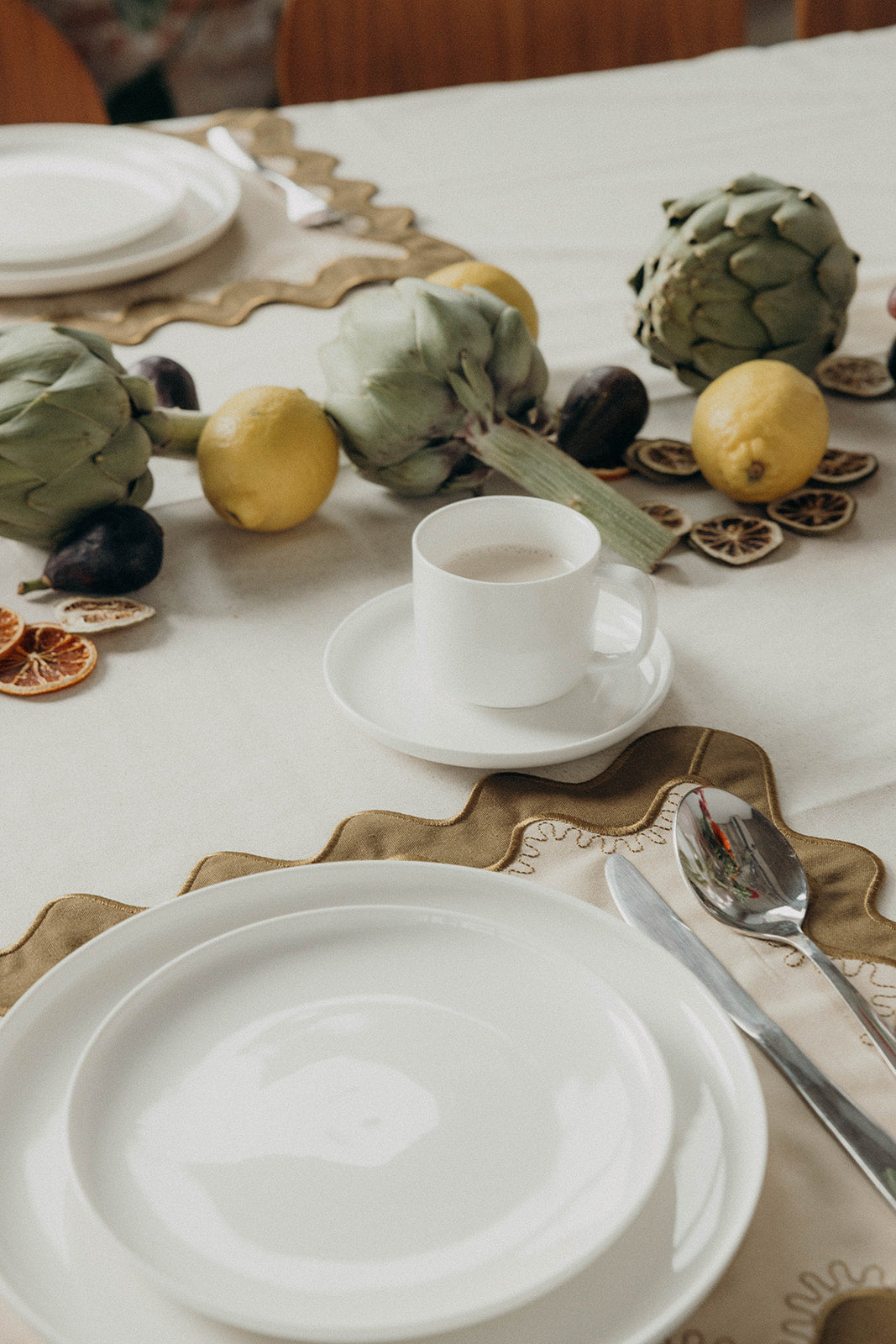 Gisèle Scallop Placemat with embroidered detail