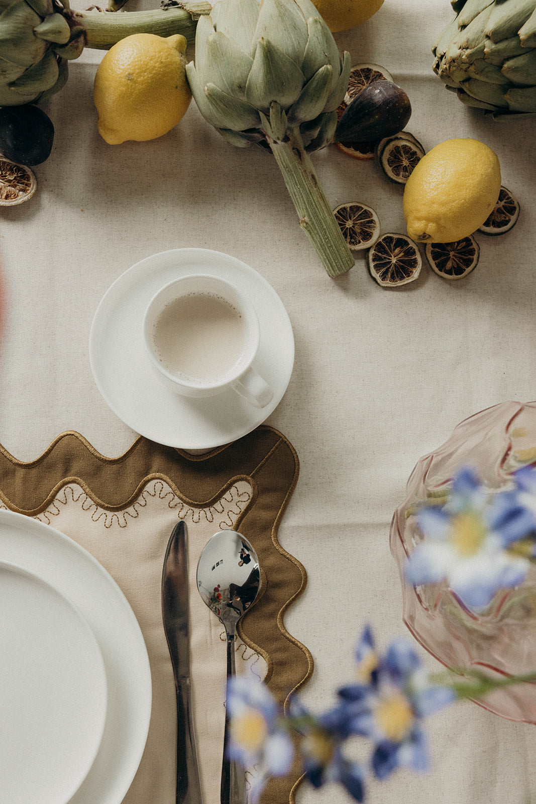 Gisèle Scallop Placemat with embroidered detail