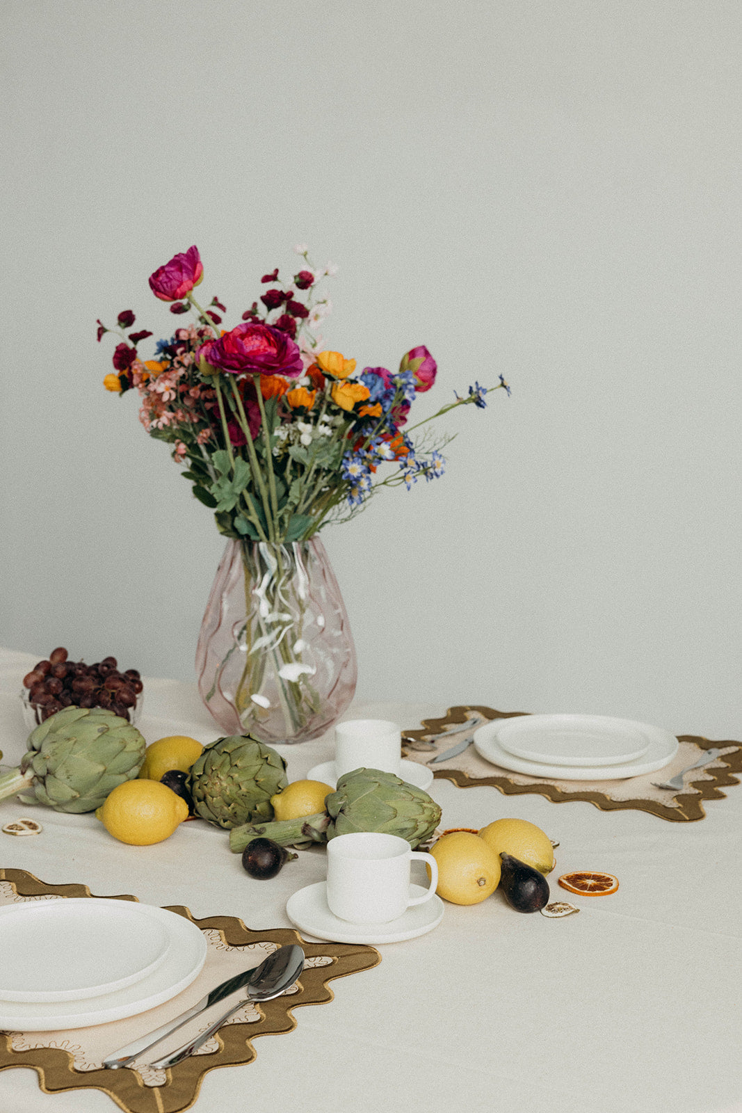 Gisèle Scallop Placemat with embroidered detail